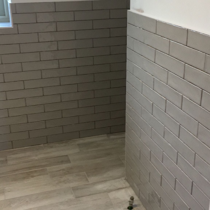 Main Bathroom: Tiled floor & brickbond back & side wall